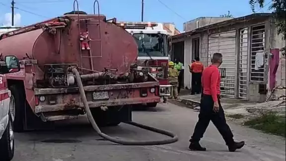 De acuerdo con el reporte, había varias personas atrapadas en el interior del domicilio.