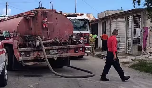 De acuerdo con el reporte, había varias personas atrapadas en el interior del domicilio.