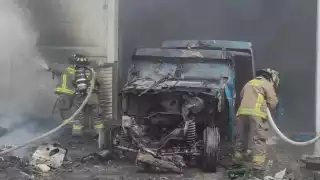 El vehículo quedó completamente dañado luego de incendiarse en la delegación Alfredo V. Bonfil de Cancún