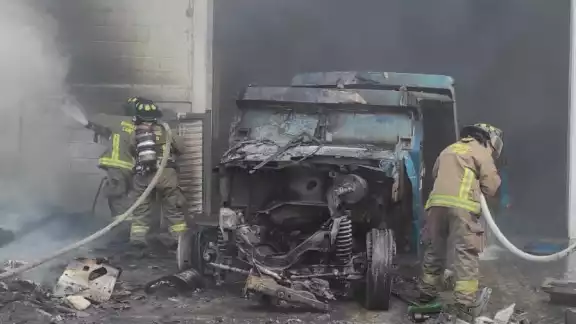 El vehículo quedó completamente dañado luego de incendiarse en la delegación Alfredo V. Bonfil de Cancún