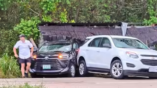 Auto se vuela paso peatonal, impacta a otro vehículo y derriba puesto de frutas en Felipe Carrillo Puerto