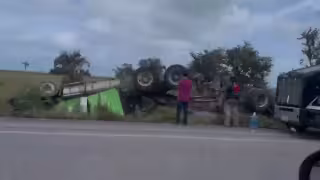 Volcadura de tráiler complica circulación en la Campeche-Carmen