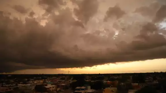 Se formó una extraña y enorme nube en el cielo de Mérida, Yucatán, que sorprendió a los habitantes. Se formó una extraña y enorme nube en el cielo de Mérida, Yucatán, que sorprendió a los habitantes.