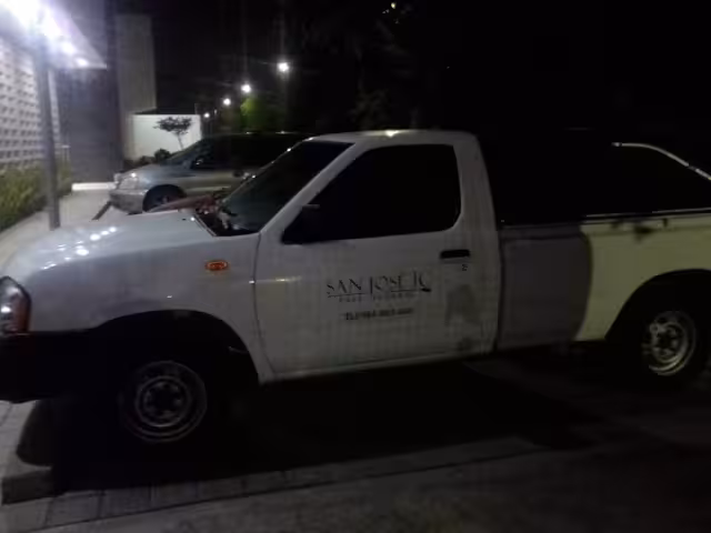 El informante comunicaba que en el lugar se encontró  a su vecina la cual estaba suspendida del cuello con un cable