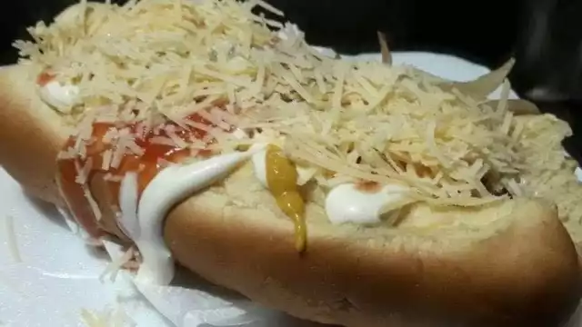 Entre los ingredientes característicos de esta callejera es que lleva queso de bola