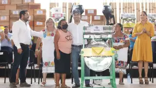 Se distribuyen más de 1,500 apoyos como motores de lancha, hornos, triciclos, molinos para nixtamal, molinos para pastel