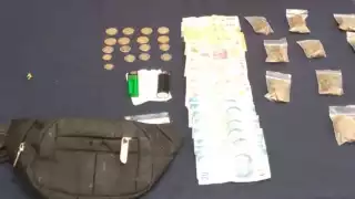 El hombre fue detenido en posesión de 10 bolsas de marihuana