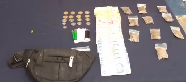 El hombre fue detenido en posesión de 10 bolsas de marihuana
