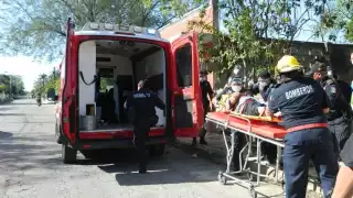 Los bomberos y los policías laboraron de forma coordinada para efectuar el rescate
