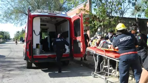 Los bomberos y los policías laboraron de forma coordinada para efectuar el rescate Los bomberos y los policías laboraron de forma coordinada para efectuar el rescate