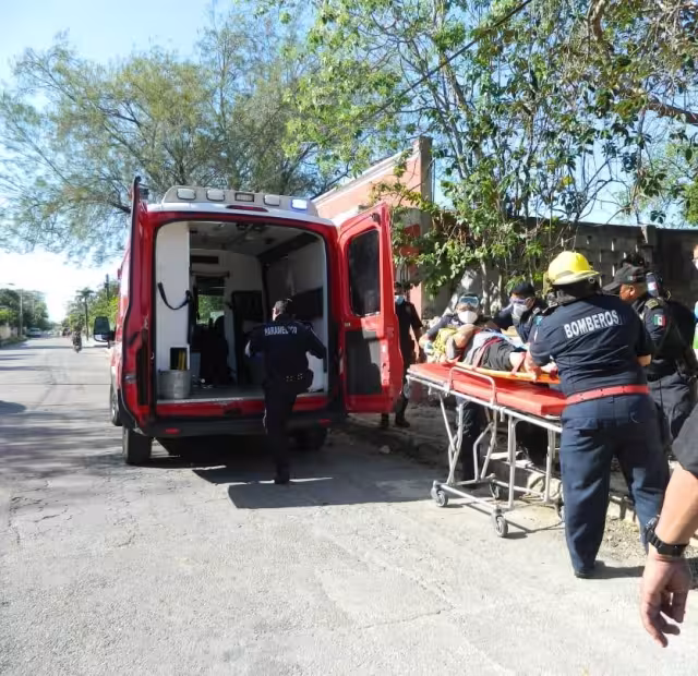 Los bomberos y los policías laboraron de forma coordinada para efectuar el rescate
