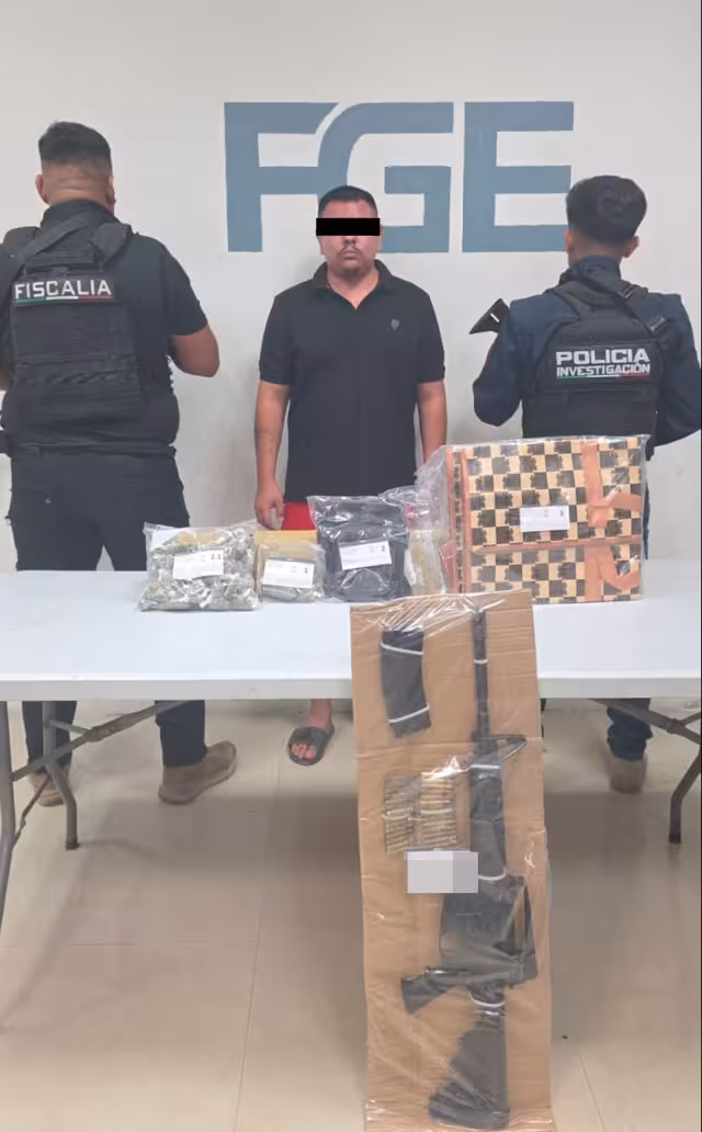 Los detenidos, junto con las armas y drogas, fueron presentados por las autoridades.