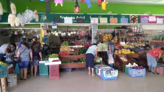 Mercado local refleja contrastes en precios de básicos