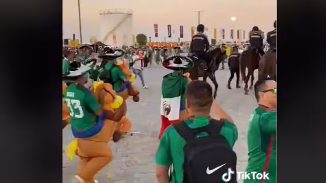 Aficionados mexicanos trollean a policías de Qatar en épico VIDEO