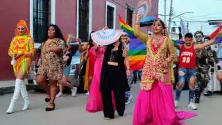 El festejo y la alegría era notorio en familiares, vecinos, pobladores se sumaron a la segunda marcha de LGTB+