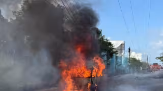 Explota combi de transporte público tras incendiarse en Puerto Aventuras