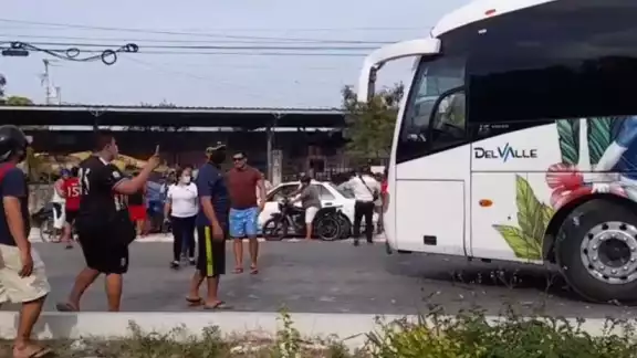 Vecinos de la zona lo acorralaron para que no huya del lugar Vecinos de la zona lo acorralaron para que no huya del lugar