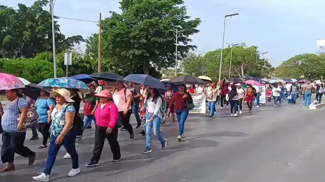 Maestros cerraron la avenida Internacional de Mérida