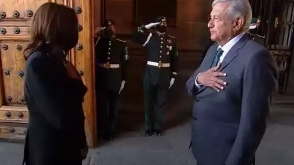 AMLO no portaba cubrebocas durante la reunión AMLO no portaba cubrebocas durante la reunión