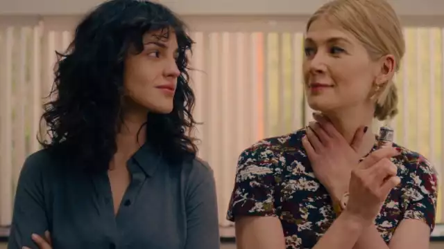 Descuida, yo te cuido: el beso entre Eiza González y Rosamund Pike que se hizo viral