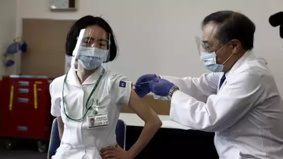 Japón inicia campaña de vacunación con dosis de Pfizer y BioNTech Japón inicia campaña de vacunación con dosis de Pfizer y BioNTech