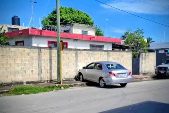 Un presunto menor de edad chocó contra la barda de un domicilio particular tras haber perdido el control