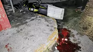 El hombre perdió el control derrapando varios metros, hasta impactarse de frente contra la barda de material de un predio particular.