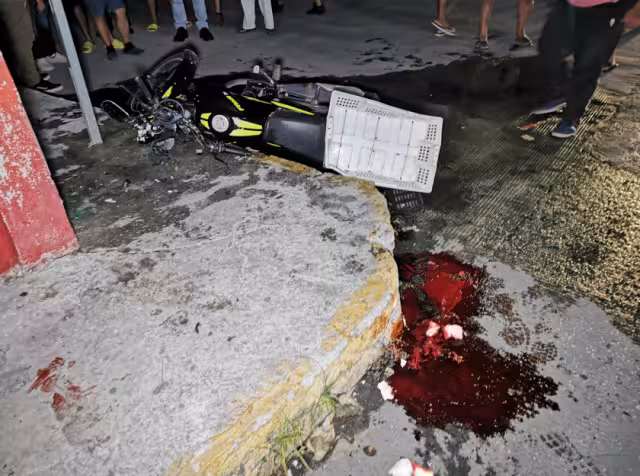 El hombre perdió el control derrapando varios metros, hasta impactarse de frente contra la barda de material de un predio particular.