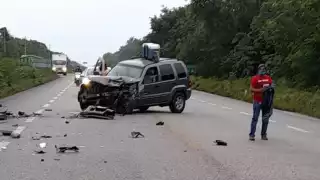 La parte frontal de la camioneta quedó destrozada luego del accidente ocurrido en Felipe Carrillo Puerto