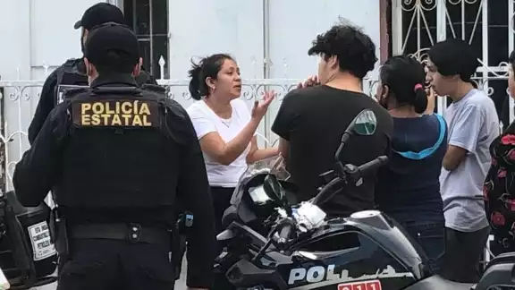 La joven salió corriendo del lugar