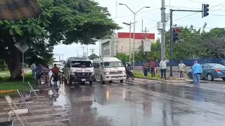 Jubilados de Pemex bloquean acceso al aeropuerto de Mérida; exigen mejores servicios médicos