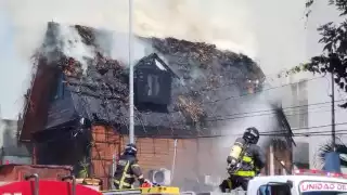 Fuego consume una de las casas de madera más elegantes de Playa del Carmen