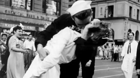 Uno de los besos icónicos de la historia tras haber finalizado la guerra en EU. Foto:Especial Uno de los besos icónicos de la historia tras haber finalizado la guerra en EU. Foto:Especial