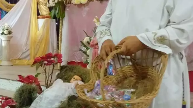 Las bromas durante este día tienen su origen en los monaguillos que comenzaron a realizarlas al interior de las iglesias