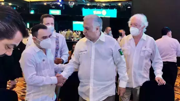 El secretario de Turismo de México felicitó al nuevo líder de los hoteleros en Cancún, Isla Mujeres y Puerto Morelos El secretario de Turismo de México felicitó al nuevo líder de los hoteleros en Cancún, Isla Mujeres y Puerto Morelos