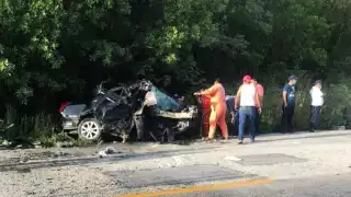 El automóvil quedó en pérdida total, por lo que el conductor quedó prensado
