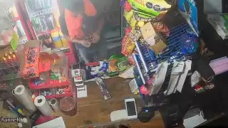 Malandro amaga a cajera y roba dinero de una tienda en Calkiní