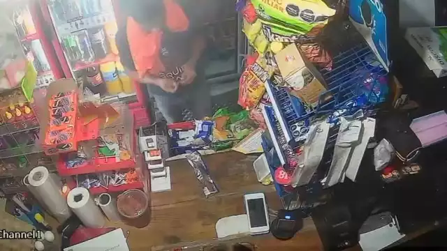 El delincuente amagó a la encargada y robó el dinero de la venta del día.