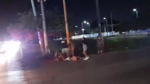 Dos hombres a bordo de una motocicleta se detuvieron e intentaron asaltarlo pero el joven se resistió Dos hombres a bordo de una motocicleta se detuvieron e intentaron asaltarlo pero el joven se resistió