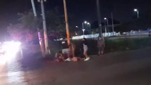 Dos hombres a bordo de una motocicleta se detuvieron e intentaron asaltarlo pero el joven se resistió