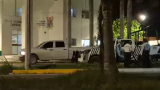 Un hombre fue arrestado anoche por sospecha de distribuir billetes falsos en la ciudad.