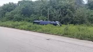 Aparatosa volcadura en la carretera Campeche-Champotón: vehículo termina entre la maleza