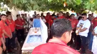 Taxistas lloran en emotivo adiós a Russel Estrada en Calkiní