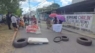 Hartos de los apagones, vecinos de Santa Ana bloquean la avenida Colosio en Campeche