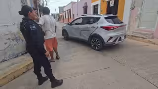 Conductora se vuela el alto en Campeche e impacta a camioneta familiar