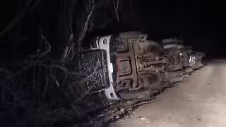 Tráiler de doble remolque vuelca dentro de manglares rumbo a Isla Arena