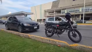 Una pareja en motocicleta resultó golpeada tras un accidente en Campeche.