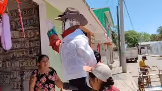Pasean al Caballero de Fuego en Nunkiní; tradición de fe reúne donativos casa por casa