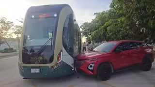 Conductor choca contra el Tren Ligero rumbo a la Estación del Tren Maya en Campeche; hay dos heridos