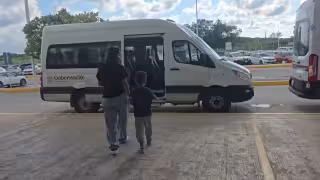 Llegan a Campeche 103 mexicanos repatriados; tres menores viajaban solos